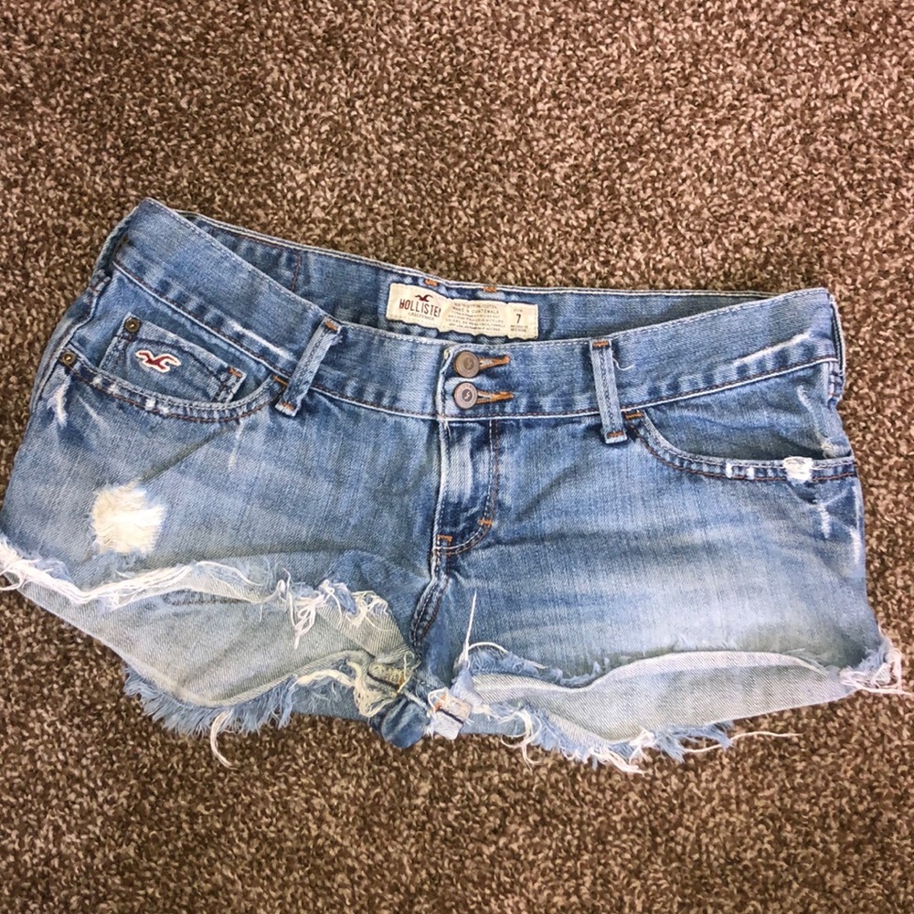 Hollister low rise jean shorts - size 7